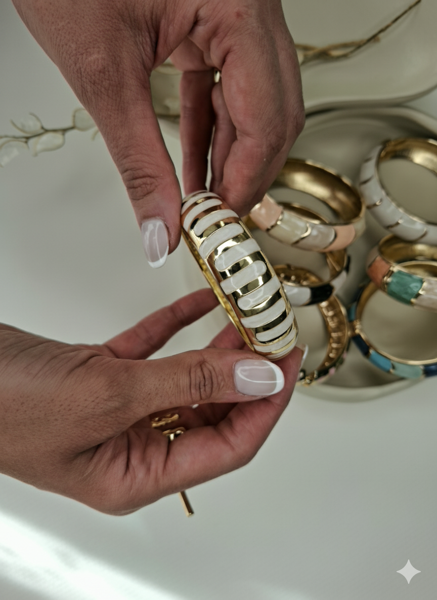 بنگل میناکاری پهن راه راه سفید صدفی و طلایی