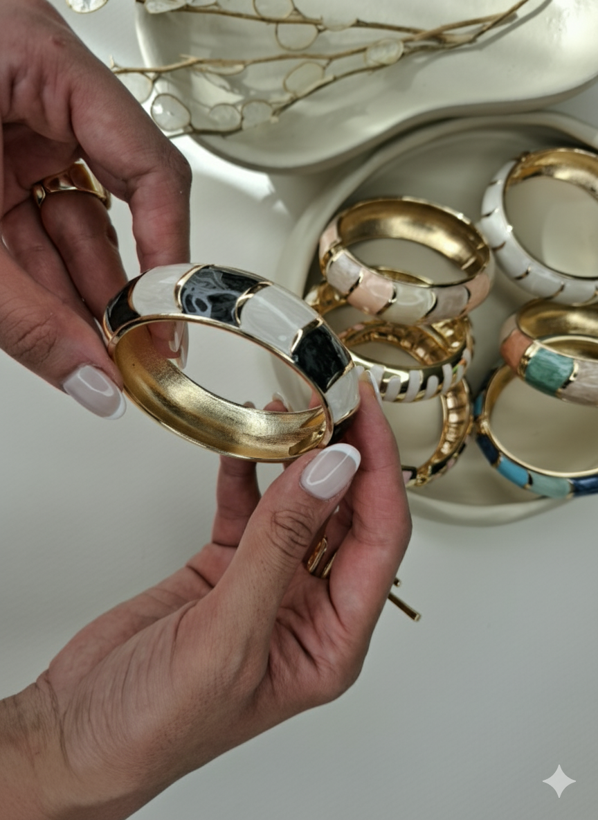 بنگل میناکاری پهن طرح کاشی کلاسیک (سفید و مشکی)