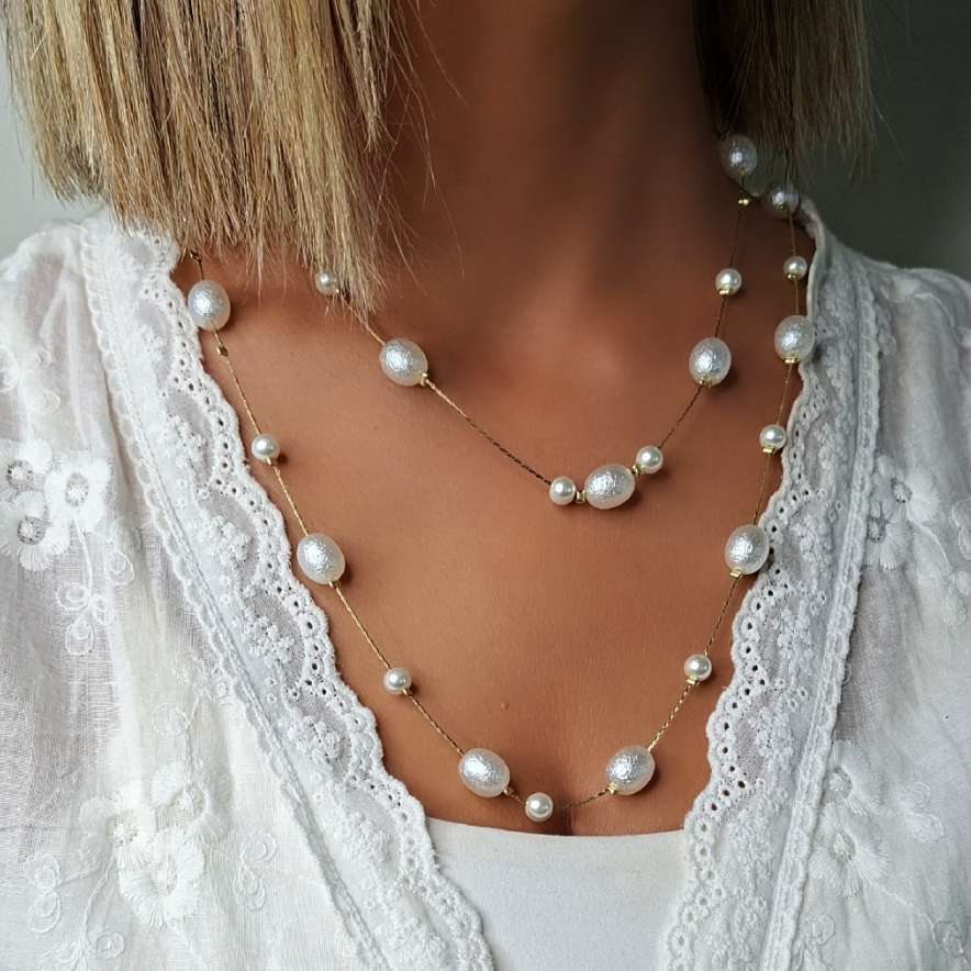 گردنبند مرواریدی بلند و طلایی