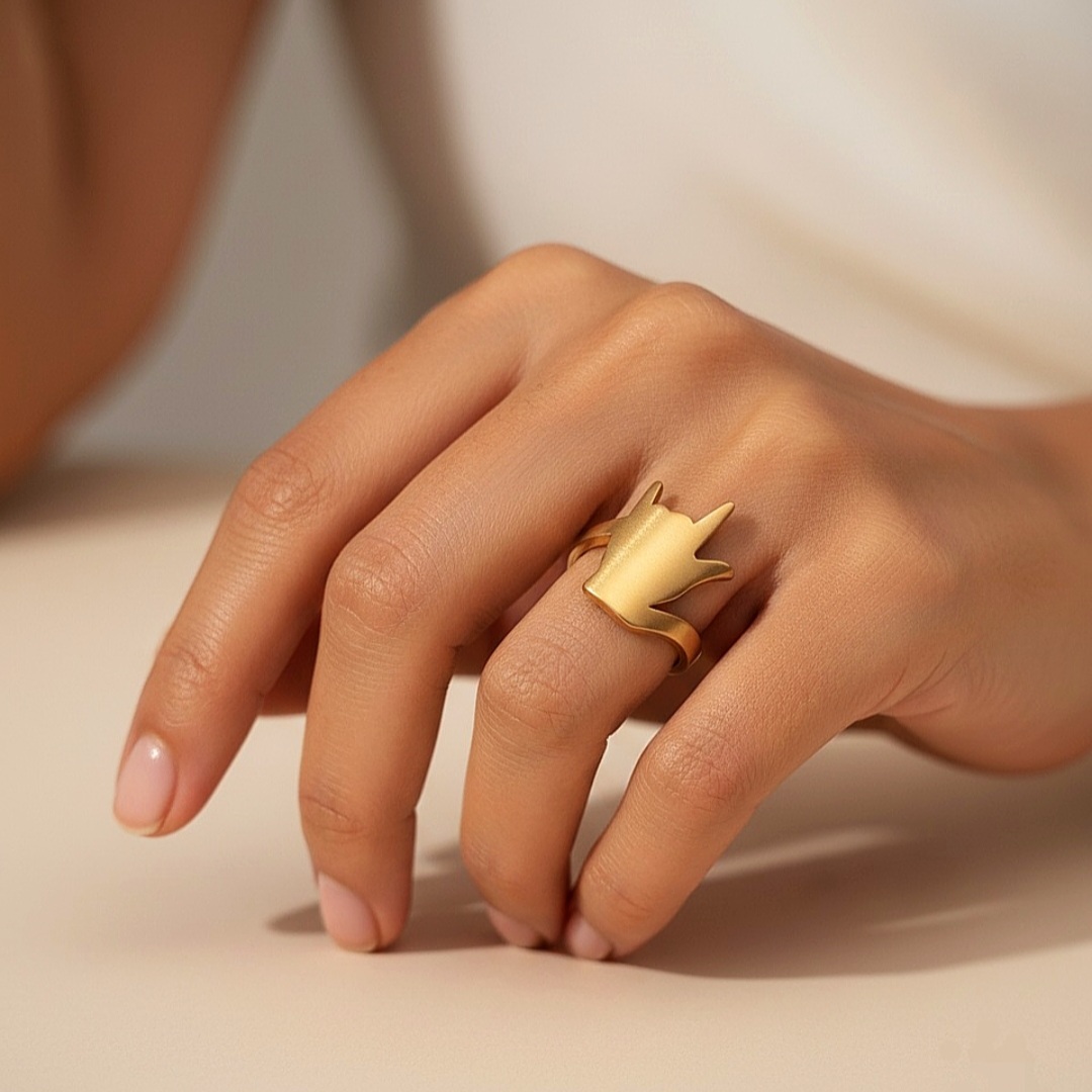 انگشتر طرح دست راک اَند رول (طلایی مات)